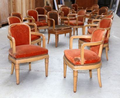 Huit fauteuils à dossier gondole et accotoirs...