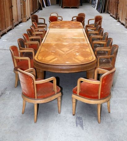 Six fauteuils du même modèle à dossier gondole...