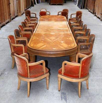 Six autres fauteuils du même modèle à dossier...
