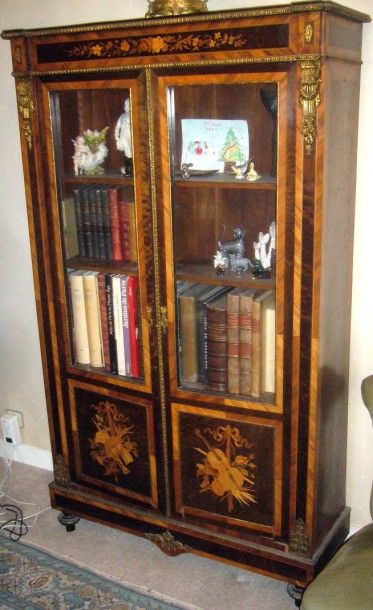 Petite bibliothèque de forme droite en marqueterie...
