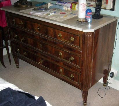 Petite commode basse en acajou et placage...