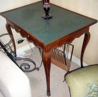 Petite table en noyer.
Quatre pieds cambrés...