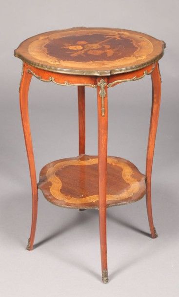Petit table galbée en placage de bois rose...