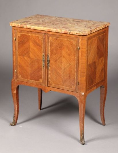 Petite commode à portes en placage de bois...