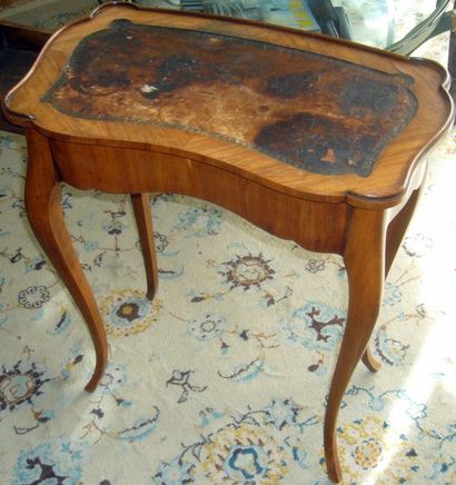 Petite table de bout de canapé en noyer à...