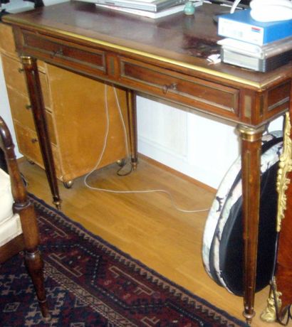 Petit bureau plat en acajou avec filets de...