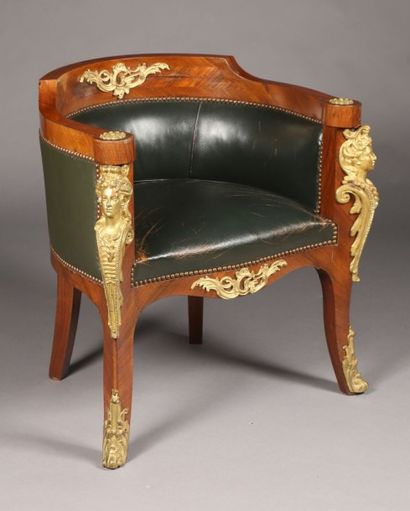 Un fauteuil de même facture que le bureau...