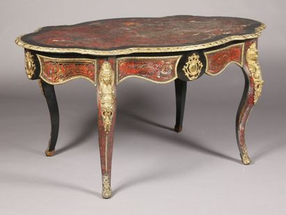 Importante table de milieu de forme mouvementée.
Beau...