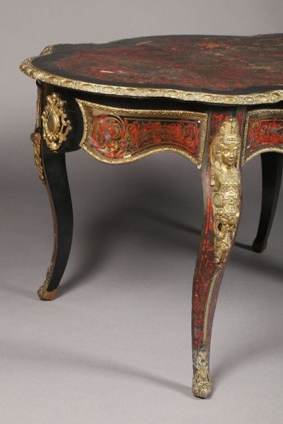 Importante table de milieu de forme mouvementée.
Beau...