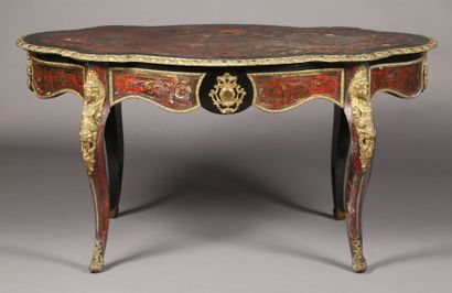 Importante table de milieu de forme mouvementée.
Beau...