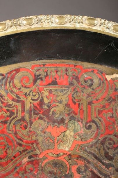 Importante table de milieu de forme mouvementée.
Beau...