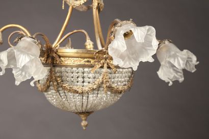 Lustre corbeille à six bras en bronze doré.
Guirlandes...