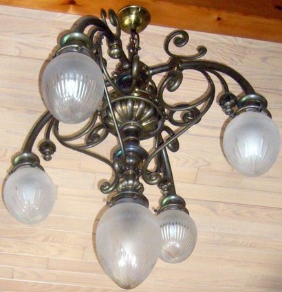 Non présenté
Lustre à cinq lumières en cuivre...