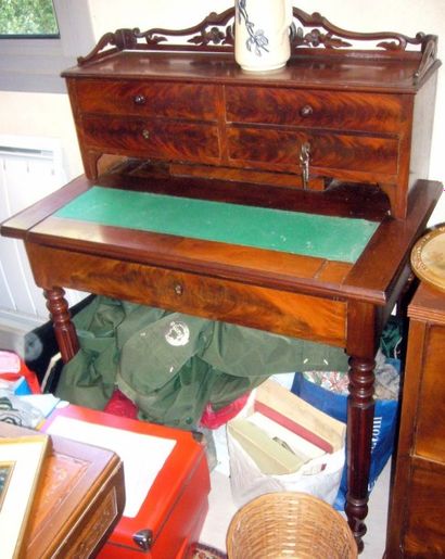 Non présenté
Petit bureau à gradin en acajou.
Epoque...