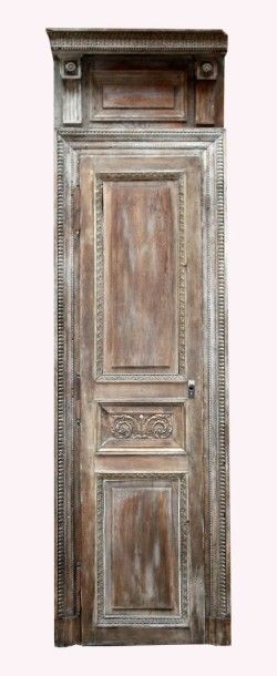 Paire de portes étroites dans leur encadrement,...