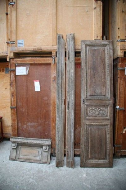 Paire de portes étroites dans leur encadrement,...