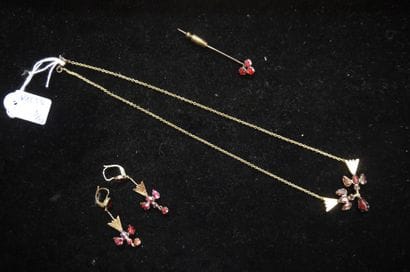 Parure en or jaune 18K (750°/00) à décor...