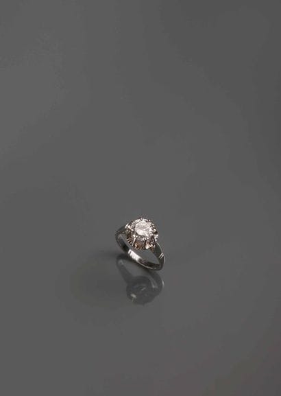 Bague solitaire en or blanc 18K (750°/00)...