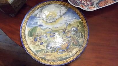 Grand plat rond en faïence émaillée polychrome...