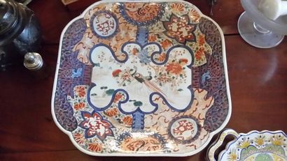 Grand plat carré à décor Imari (paons), début...