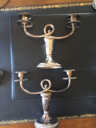 Une paire de chandeliers à 2 lumières en...
