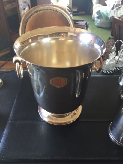 Un seau à champagne en métal argenté uni...