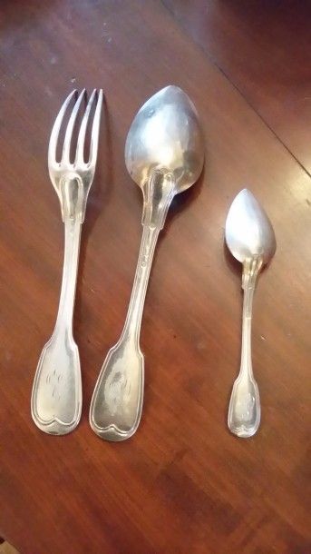 Douze couverts en argent, modèle filet.
Poinçon...
