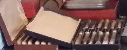 Deux écrins de couteaux et couteaux à fromage,...