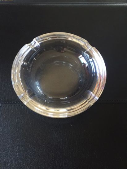 BACCARAT
Cendrier rond en cristal.
Diam.:...
