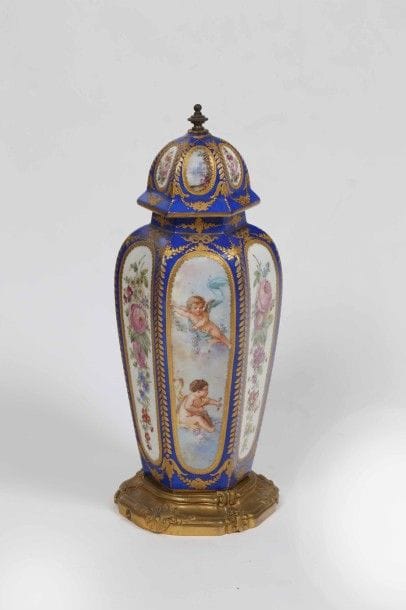 Vase couvert en porcelaine polychrome et...