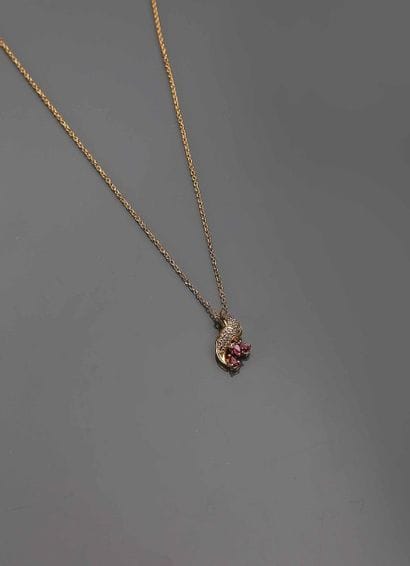 Collier en or jaune 18K (750°/00) ornée d'un...