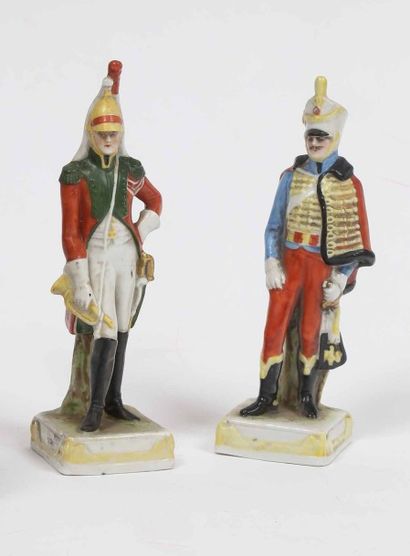 Deux statuettes en porcelaine moulée polychrome.
-...