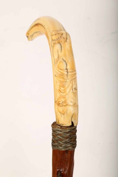 Canne érotique en bois épineux.
Pommeau en...