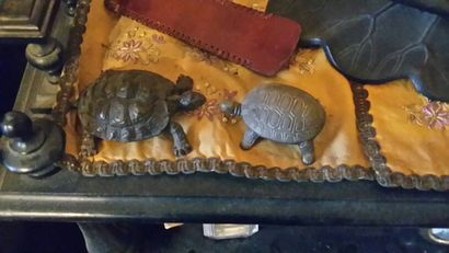 Deux petites tortues décoratives: l'une en...