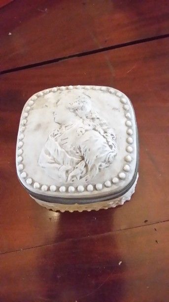 Boîte en biscuit à décor en relief d'un profil...