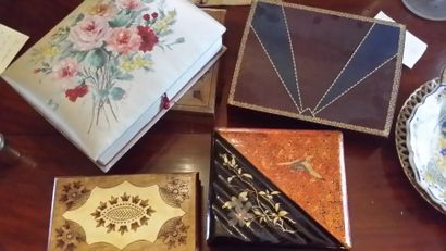 Lot de boîtes: boîte en laque, boîte à timbres...