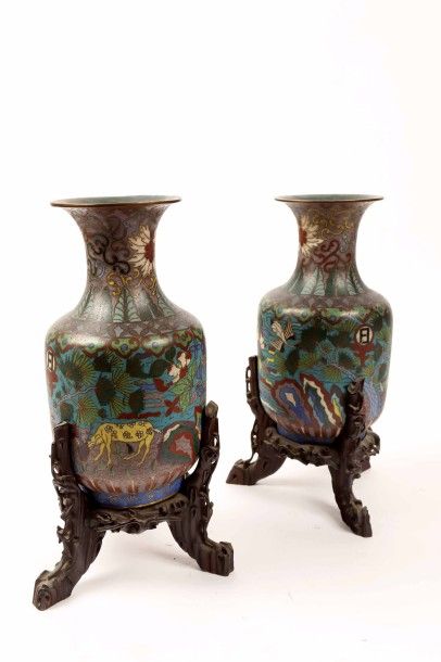 Paire de petits vases à épaulement
En cloisonné...