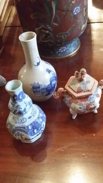 Deux soliflores: l'un en faïence de Delft,...