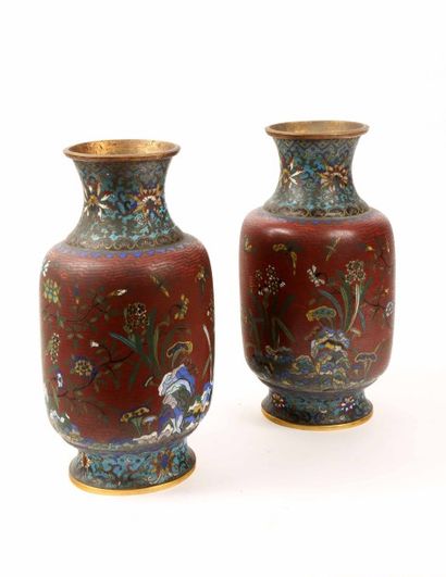 Paire de vases à épaulement
En cloisonné...