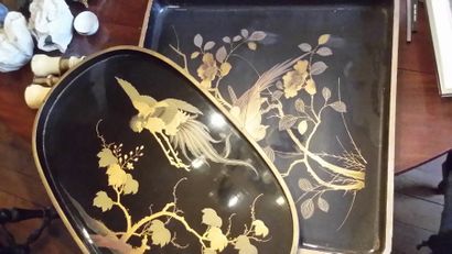 Deux plateaux en laque à décor de volatiles.
Modernes.
(Accidents...