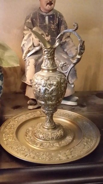 Petite aiguière en bronze et son plateau,...