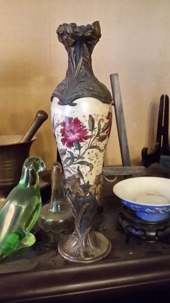 Soliflore en porcelaine à décor de fleurs...