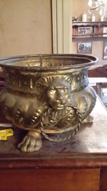 Cache-pot tripode en métal repoussé à décor...