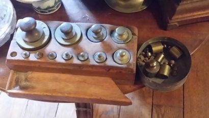 Ensemble de poids: boîte comprenant 11 poids...