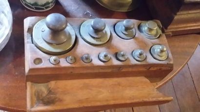 Ensemble de poids: boîte comprenant 11 poids...