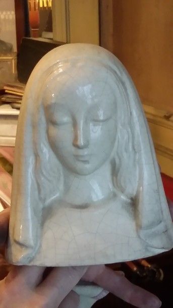 Buste de Vierge Marie en faïence craquelée.
Années...