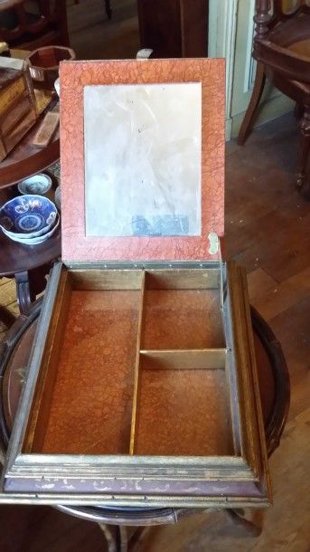 Coffret de toilette compartimenté en bois...
