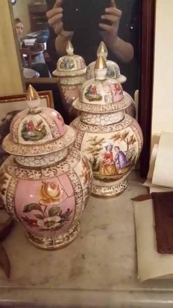 Paire de vases couverts en porcelaine à décor...