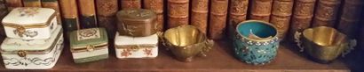 Petit lot de piluliers en porcelaine et ...