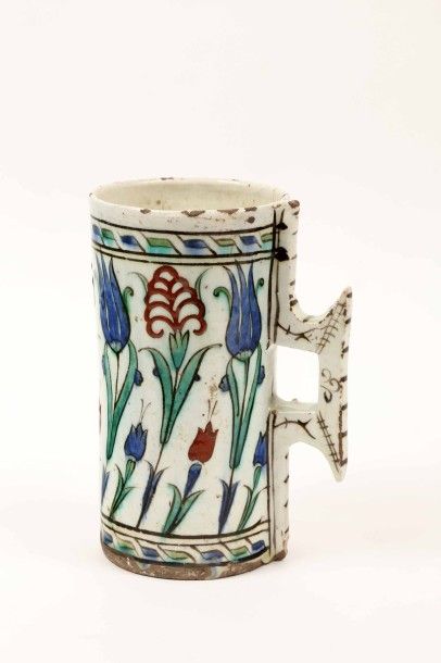 CHOPE en faïence vernissée polychrome.
De...